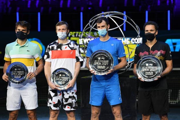 6686036 31.10.2021 Monaco s Hugo Nys, Kazakhstan s Andrey Golubev, Britian s Jamie Murray and Brazil s Bruno Soares attend the awarding ceremony of the finalists at the St. Petersburg Open international tennis tournament in St. Petersburg, Russia. Alexander Galperin Sputnik Russia Tennis St Petersburg Open  de5ee538aabf7aa8