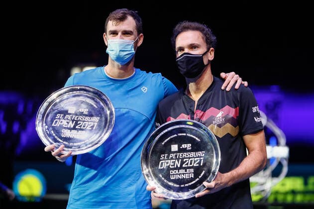 ATP, Tennis Herren St. Petersburg Open 2021 International Tennis Tournament Jamie Murray of Great Britain and Bruno Soares of Brazil celebrate with the trophy during the prize-giving ceremony following the men s doubles final tennis match of the ATP 250 St. Petersburg Open 2021 International Tennis Tournament at the Sibur Arena on October 31, 2021 in Saint Petersburg, Russia. Saint Petersburg Russia  Copyright: xMikexKireevx kireev-notitle211031_npmzA