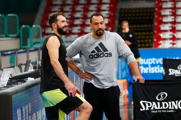 6 Matchday of the easyCredit BBL Basketball Bundesliga at Oberfrankenhalle in Bayreuth Season 2021 2022 Medi Bayreuth vs FC Bayern München Bastian Doreth Medi Bayreuth 10 left Demond Greene FC Bayern München Co Trainer right