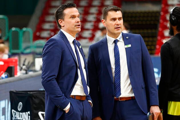 6 Matchday of the easyCredit BBL Basketball Bundesliga in the Oberfrankenhalle in Bayreuth Season 2021 2022 Medi Bayreuth vs FC Bayern München Raoul Korner Medi Bayreuth coach left Mauricio Parra Medi Bayreuth Co coach right