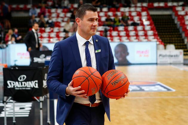 Matchday 6 of the easyCredit BBL Basketball Bundesliga at Oberfrankenhalle in Bayreuth Season 2021 2022 Medi Bayreuth vs FC Bayern Munich Mauricio Parra Medi Bayreuth Co Trainer