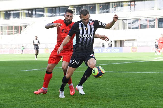 Andy Delort (Nice) vs Romain Thomas (Angers) FOOTBALL : SCO Angers vs OGC Nice - Ligue1 uber eats J12 - 31 10 2021 JBAutissier Panoramic 
