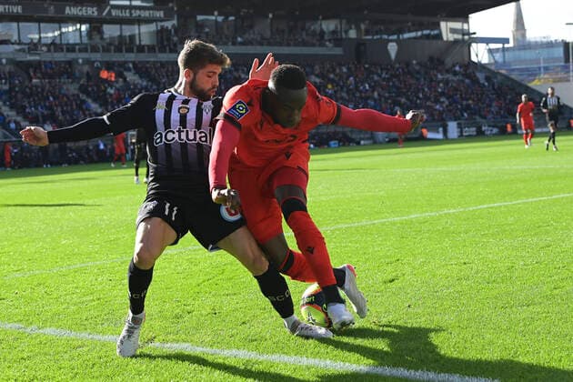 Hassane Kamara (Nice) vs Jimmy Cabot (Angers) FOOTBALL : SCO Angers vs OGC Nice - Ligue1 uber eats J12 - 31 10 2021 JBAutissier Panoramic 