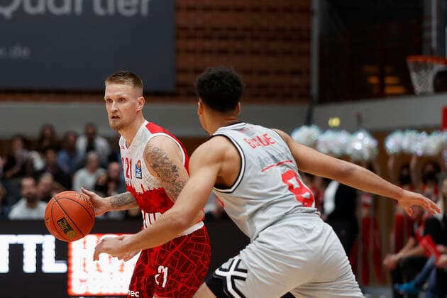31 10 2021, Basketball, BBL, Hauptrunde 2021 2022, s Oliver Wuerzburg Jobstairs Giessen 46ers, GER, Wuerzburg, s Oliver Arena Picture from left Aigars Skele s Oliver Wuerzburg and Brayon Blake JobStairs GIESSEN 46ers. Copyright: HMBxMedia xHeikoxBecker
