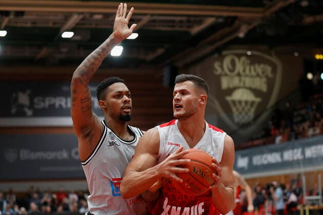 31 10 2021, Basketball, BBL, Hauptrunde 2021 2022, s Oliver Wuerzburg Jobstairs Giessen 46ers, GER, Wuerzburg, s Oliver Arena Picture from left Phillip Fayne II JobStairs GIESSEN 46ers and Filip Stanic s Oliver Wuerzburg Copyright: HMBxMedia xHeikoxBecker