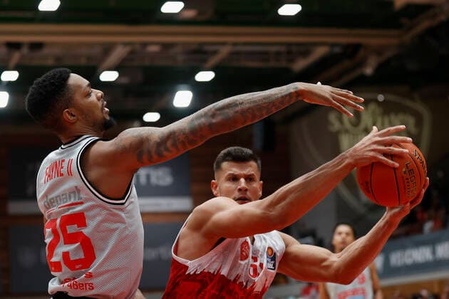 31 10 2021, Basketball, BBL, Hauptrunde 2021 2022, s Oliver Wuerzburg Jobstairs Giessen 46ers, GER, Wuerzburg, s Oliver Arena Picture from left Phillip Fayne II JobStairs GIESSEN 46ers and Filip Stanic s Oliver Wuerzburg Copyright: HMBxMedia xHeikoxBecker