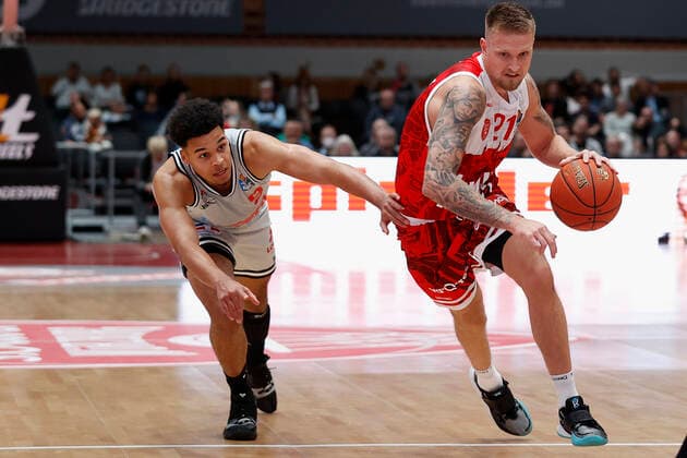 31 10 2021, Basketball, BBL, Hauptrunde 2021 2022, s Oliver Wuerzburg Jobstairs Giessen 46ers, GER, Wuerzburg, s Oliver Arena Picture from left Maximilian Begue JobStairs GIESSEN 46ers and Aigars Skele s Oliver Wuerzburg. Copyright: HMBxMedia xHeikoxBecker