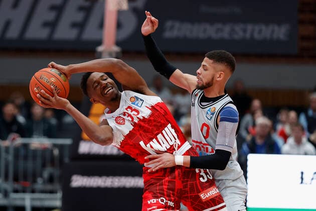 31 10 2021, Basketball, BBL, Hauptrunde 2021 2022, s Oliver Wuerzburg Jobstairs Giessen 46ers, GER, Wuerzburg, s Oliver Arena Picture from left Kerron Johnson s Oliver Wuerzburg and Kendale McCullum JobStairs GIESSEN 46ers. Copyright: HMBxMedia xHeikoxBecker