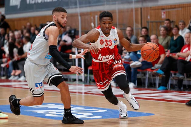 31 10 2021, Basketball, BBL, Hauptrunde 2021 2022, s Oliver Wuerzburg Jobstairs Giessen 46ers, GER, Wuerzburg, s Oliver Arena Picture from l to r Kendale McCullum JobStairs GIESSEN 46ers and Kerron Johnson s Oliver Wuerzburg. Copyright: HMBxMedia xHeikoxBecker