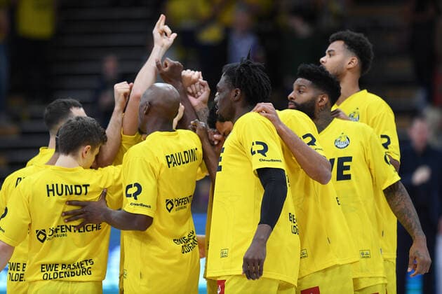 BG Göttingen EWE Baskets Oldenburg 31 10 2021, Basketball Bundesliga, 2021 2022 season, Matchday 6, BG Göttingen EWE Baskets Oldenburg Oldenburgs players stand together Göttingen Lower Saxony Germany.
