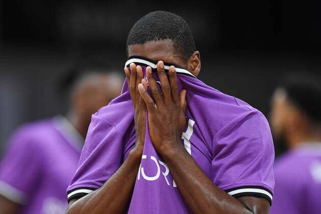 BG Göttingen EWE Baskets Oldenburg 31 10 2021, Basketball Bundesliga, 2021 2022 season, Matchday 6, BG Göttingen EWE Baskets Oldenburg Göttingens Kamar Baldwin pulls jersey on face Göttingen Lower Saxony Germany.
