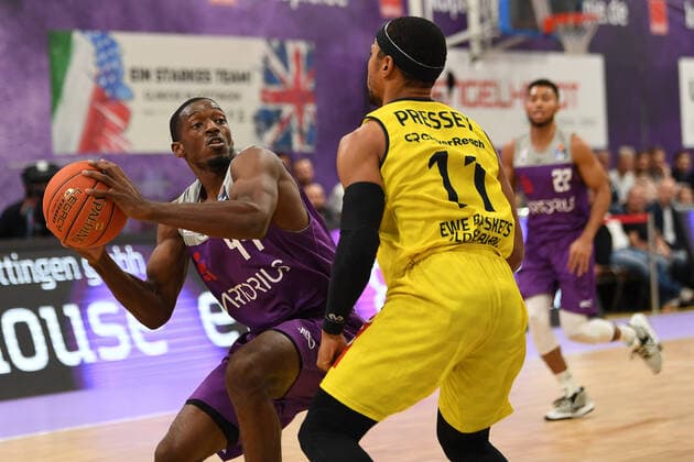 BG Göttingen EWE Baskets Oldenburg 31 10 2021, Basketball Bundesliga, 2021 2022 season, Matchday 6, BG Göttingen EWE Baskets Oldenburg Göttingens Kamar Baldwin l plays against Oldenburgs Phil Pressey Göttingen Lower Saxony Germany.