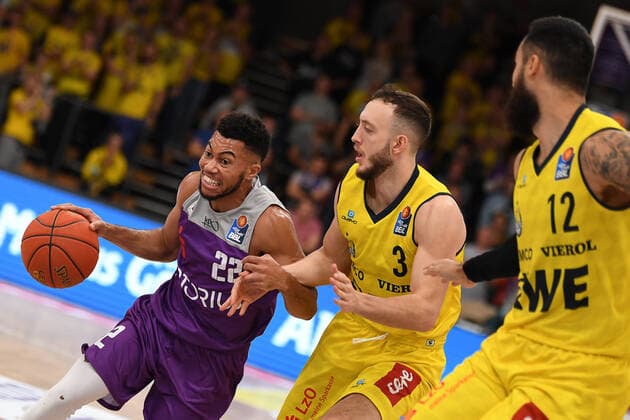 BG Göttingen EWE Baskets Oldenburg 31 10 2021, Basketball Bundesliga, 2021 2022 season, Matchday 6, BG Göttingen EWE Baskets Oldenburg Göttingens Stephen Brown l plays against Oldenburgs Max Heidegger M and Oldenburgs Martin Breunig Göttingen Lower Saxony Germany.