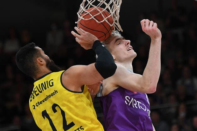 BG Göttingen EWE Baskets Oldenburg 31 10 2021, Basketball Bundesliga, 2021 2022 season, Matchday 6, BG Göttingen EWE Baskets Oldenburg Göttingens Philipp Hartwich r plays against Oldenburgs Martin Breunig Göttingen Lower Saxony Germany.