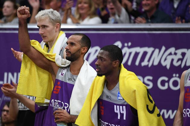 BG Göttingen EWE Baskets Oldenburg 31 10 2021, Basketball Bundesliga, 2021 2022 season, Matchday 6, BG Göttingen EWE Baskets Oldenburg Göttingens Philipp Hartwich l r , Göttingens Akeem Vargas and Göttingens Kamar Baldwin Göttingen Lower Saxony Germany.