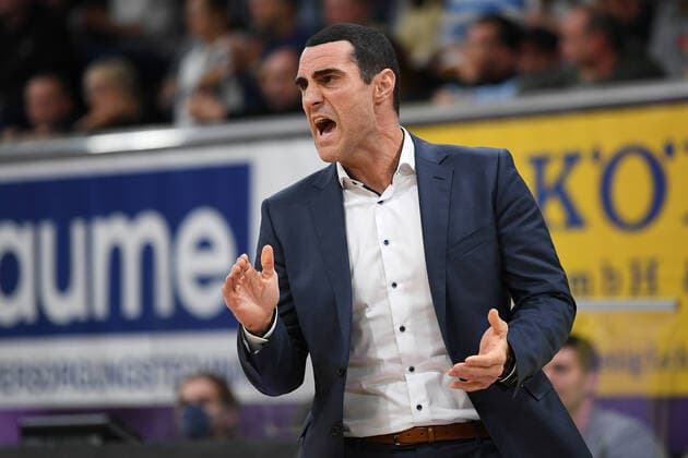 BG Göttingen EWE Baskets Oldenburg 31 10 2021, Basketball Bundesliga, 2021 2022 season, Matchday 6, BG Göttingen EWE Baskets Oldenburg Göttingen coach Roel Moors gestures Göttingen Lower Saxony Germany.