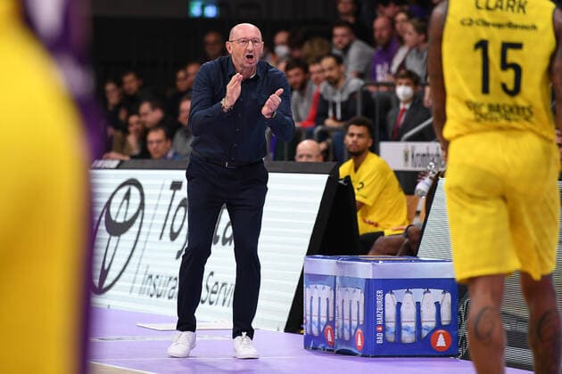 BG Göttingen EWE Baskets Oldenburg 31 10 2021, Basketball Bundesliga, 2021 2022 season, Matchday 6, BG Göttingen EWE Baskets Oldenburg Oldenburg coach Mladen Drijencic claps Göttingen Lower Saxony Germany.