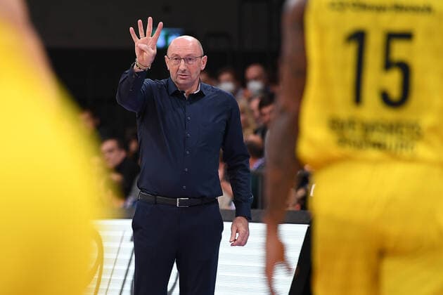 BG Göttingen EWE Baskets Oldenburg 31 10 2021, Basketball Bundesliga, 2021 2022 season, Matchday 6, BG Göttingen EWE Baskets Oldenburg Oldenburg coach Mladen Drijencic gestures Göttingen Lower Saxony Germany.