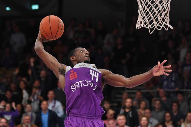 BG Göttingen EWE Baskets Oldenburg 31 10 2021, Basketball Bundesliga, 2021 2022 season, Matchday 6, BG Göttingen EWE Baskets Oldenburg Göttingens Kamar Baldwin throws to the basket Göttingen Lower Saxony Germany.