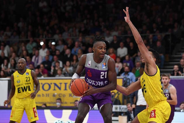 BG Göttingen EWE Baskets Oldenburg 31 10 2021, Basketball Bundesliga, 2021 2022 season, Matchday 6, BG Göttingen EWE Baskets Oldenburg Göttingens James Dickey l sdplays against Oldenburgs TJ Holyfield Göttingen Lower Saxony Germany.