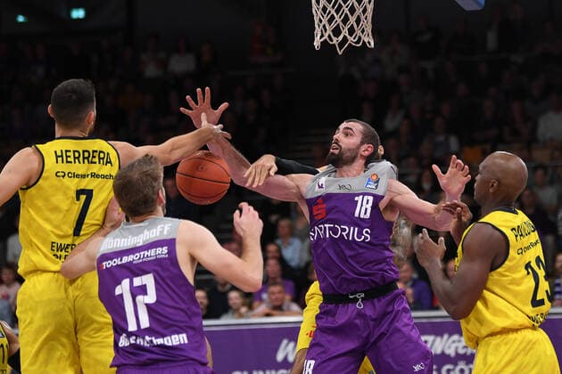 BG Göttingen EWE Baskets Oldenburg 31 10 2021, Basketball Bundesliga, 2021 2022 season, Matchday 6, BG Göttingen EWE Baskets Oldenburg Göttingens Harper Kamp r plays Oldenburgs Sebastian Herrera Göttingen Lower Saxony Germany.
