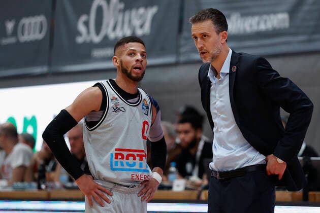 31 10 2021, Basketball, BBL, Hauptrunde 2021 2022, s Oliver Wuerzburg Jobstairs Giessen 46ers, GER, Wuerzburg, s Oliver Arena Picture from left Kendale McCullum JobStairs GIESSEN 46ers and Headcoach Pete Strobl JobStairs GIESSEN 46ers Copyright: HMBxMedia xHeikoxBecker