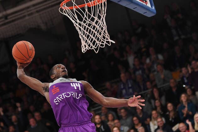BG Göttingen EWE Baskets Oldenburg 31 10 2021, Basketball Bundesliga, 2021 2022 season, Matchday 6, BG Göttingen EWE Baskets Oldenburg Göttingens Kamar Baldwin throws to the basket Göttingen Lower Saxony Germany.