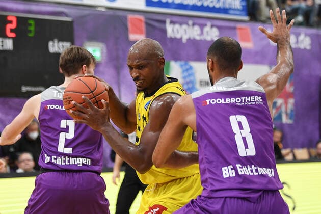 BG Göttingen EWE Baskets Oldenburg 31 10 2021, Basketball Bundesliga, 2021 2022 season, Matchday 6, BG Göttingen EWE Baskets Oldenburg Oldenburgs Rickey Paulding M plays against Göttingens Akeem Vargas r and Göttingens Jake Toolson Göttingen Lower Saxony Germany.