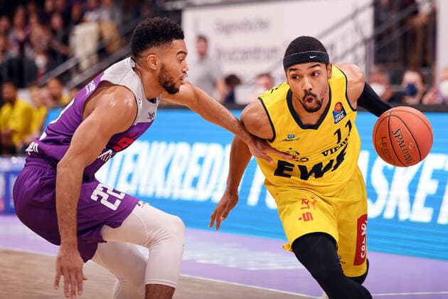 BG Göttingen EWE Baskets Oldenburg 31 10 2021, Basketball Bundesliga, 2021 2022 season, Matchday 6, BG Göttingen EWE Baskets Oldenburg Oldenburgs Phil Pressey r plays Göttingens Stephen Brown Göttingen Lower Saxony Germany.