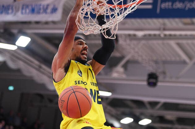 BG Göttingen EWE Baskets Oldenburg 31 10 2021, Basketball Bundesliga, 2021 2022 season, Matchday 6, BG Göttingen EWE Baskets Oldenburg Oldenburgs Phil Pressey scores a basket Göttingen Lower Saxony Germany.