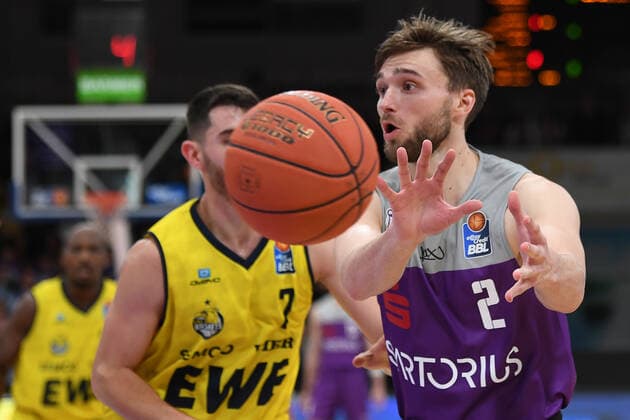 BG Göttingen EWE Baskets Oldenburg 31 10 2021, Basketball Bundesliga, 2021 2022 season, Matchday 6, BG Göttingen EWE Baskets Oldenburg Göttingens Jake Toolson catches the ball Göttingen Lower Saxony Germany.
