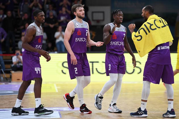 BG Göttingen EWE Baskets Oldenburg 31 10 2021, Basketball Bundesliga, 2021 2022 season, Matchday 6, BG Göttingen EWE Baskets Oldenburg Göttingens Kamar Baldwin l r , Göttingens Jake Toolson, Göttingens Zack Bryant and Göttingens Akeem Vargas high-five Göttingen Lower Saxony Germany.