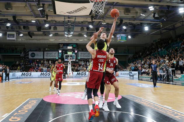 6 Matchday of the easyCredit BBL Basketball Bundesliga at Oberfrankenhalle in Bayreuth Season 2021 2022 Medi Bayreuth vs FC Bayern München Andreas Seiferth Medi Bayreuth 11 right Nihad Dedovic FC Bayern München14 left