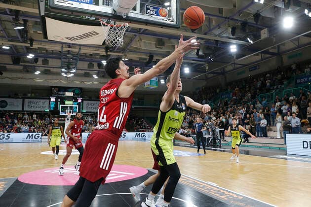 6 Matchday of the easyCredit BBL Basketball Bundesliga at Oberfrankenhalle in Bayreuth Season 2021 2022 Medi Bayreuth vs FC Bayern München Andreas Seiferth Medi Bayreuth 11 right Nihad Dedovic FC Bayern München14 left