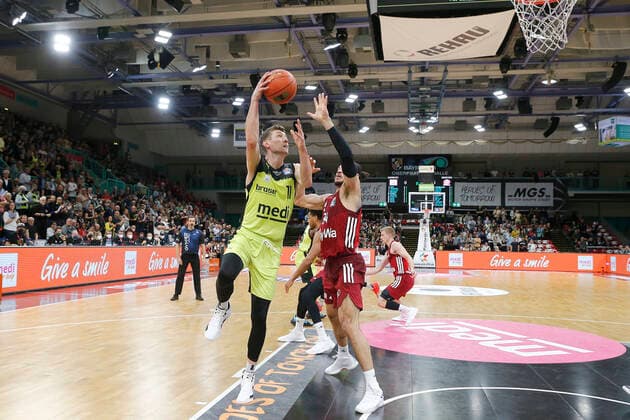 6 Matchday of the easyCredit BBL Basketball Bundesliga at Oberfrankenhalle in Bayreuth Season 2021 2022 Medi Bayreuth vs FC Bayern Munich Andreas Seiferth Medi Bayreuth 11 left Gavin Schilling FC Bayern Munich 34 right