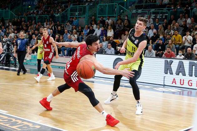 6 Matchday of the easyCredit BBL Basketball Bundesliga at Oberfrankenhalle in Bayreuth Season 2021 2022 Medi Bayreuth vs FC Bayern München Andreas Seiferth Medi Bayreuth 11 right Nihad Dedovic FC Bayern München14 left