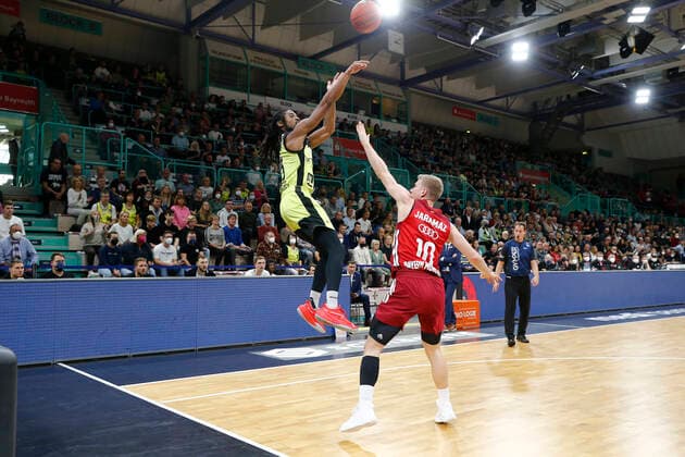 6 Matchday of the easyCredit BBL Basketball Bundesliga at Oberfrankenhalle in Bayreuth Season 2021 2022 Medi Bayreuth vs FC Bayern München Marcus Thornton Medi Bayreuth 3 left Ognjen Jaramaz FC Bayern München 10 right