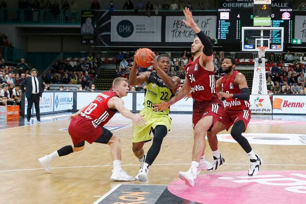 6 Matchday of the easyCredit BBL Basketball Bundesliga at Oberfrankenhalle in Bayreuth Season 2021 2022 Medi Bayreuth vs FC Bayern München Cameron Wells Medi Bayreuth 22 center Ognjen Jaramaz FC Bayern München 10 left Gavin Schilling FC Bayern München 34 right