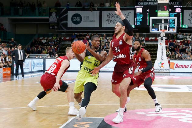 6 Matchday of the easyCredit BBL Basketball Bundesliga at Oberfrankenhalle in Bayreuth Season 2021 2022 Medi Bayreuth vs FC Bayern München Cameron Wells Medi Bayreuth 22 center Ognjen Jaramaz FC Bayern München 10 left Gavin Schilling FC Bayern München 34 right