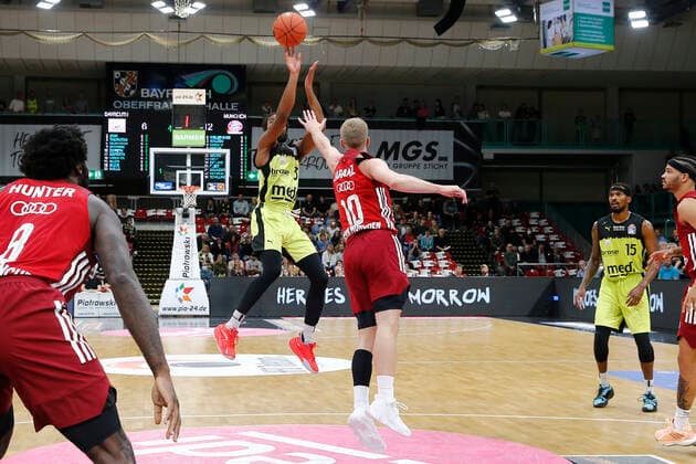 6 Matchday of the easyCredit BBL Basketball Bundesliga at Oberfrankenhalle in Bayreuth Season 2021 2022 Medi Bayreuth vs FC Bayern München Marcus Thornton Medi Bayreuth 3 left Ognjen Jaramaz FC Bayern München 10 right