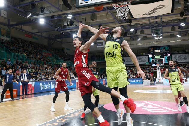 6 Matchday of the easyCredit BBL Basketball Bundesliga at Oberfrankenhalle in Bayreuth Season 2021 2022 Medi Bayreuth vs FC Bayern München Martynas Sajus Medi Bayreuth 19 right Nihad Dedovic FC Bayern München14 left
