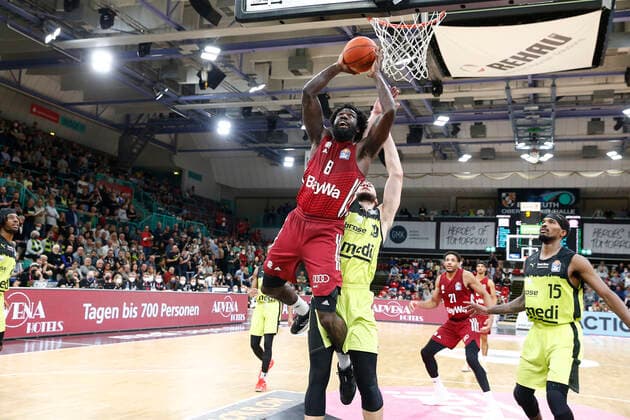 6 Matchday of the easyCredit BBL Basketball Bundesliga at Oberfrankenhalle in Bayreuth Season 2021 2022 Medi Bayreuth vs FC Bayern Munich Martynas Sajus Medi Bayreuth 19 right Othello Hunter FC Bayern Munich 8 left