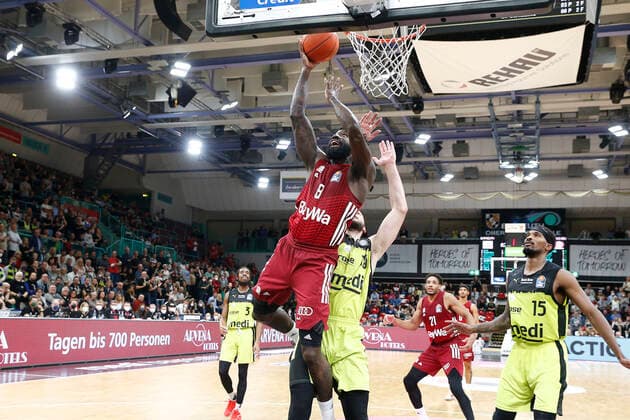 6 Matchday of the easyCredit BBL Basketball Bundesliga at Oberfrankenhalle in Bayreuth Season 2021 2022 Medi Bayreuth vs FC Bayern Munich Martynas Sajus Medi Bayreuth 19 right Othello Hunter FC Bayern Munich 8 left
