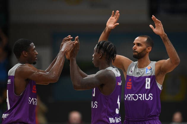 BG Göttingen EWE Baskets Oldenburg 31 10 2021, Basketball Bundesliga, 2021 2022 season, matchday 6, BG Göttingen EWE Baskets Oldenburg Göttingens Kamar Baldwin, Göttingens Zack Bryant and Göttingens Akeem Vargas cheer after the game Göttingen Lower Saxony Germany
