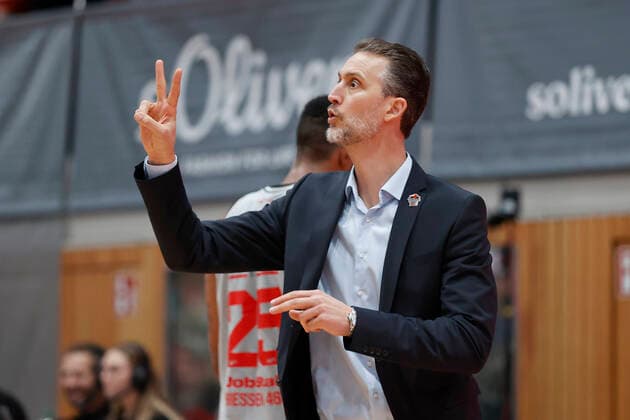 31 10 2021, Basketball, BBL, Hauptrunde 2021 2022, s Oliver Wuerzburg Jobstairs Giessen 46ers, GER, Wuerzburg, s Oliver Arena Bild v li Headcoach Pete Strobl JobStairs GIESSEN 46ers Copyright: HMBxMedia xHeikoxBecker
