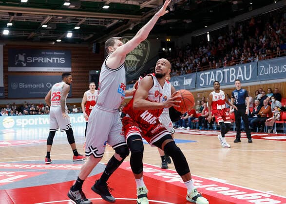 31 10 2021, Basketball, BBL, Hauptrunde 2021 2022, s Oliver Wuerzburg Jobstairs Giessen 46ers, GER, Wuerzburg, s Oliver Arena Picture from left Florian Koch JobStairs GIESSEN 46ers and Alex King s Oliver Wuerzburg Copyright: HMBxMedia xHeikoxBecker
