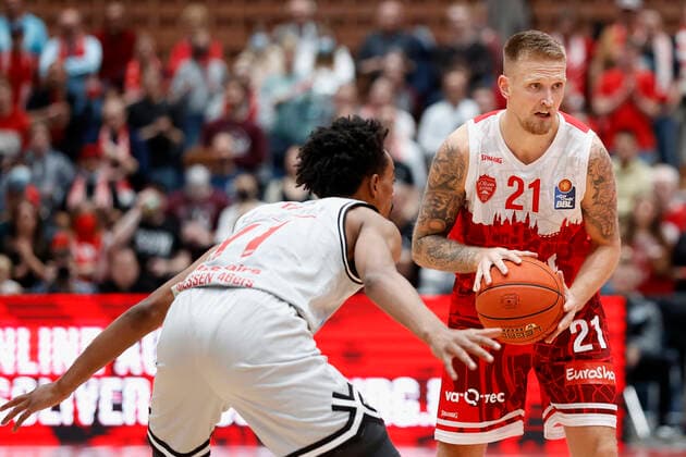 31 10 2021, Basketball, BBL, Hauptrunde 2021 2022, s Oliver Wuerzburg Jobstairs Giessen 46ers, GER, Wuerzburg, s Oliver Arena Picture from left Jalen Tate JobStairs GIESSEN 46ers and Aigars Skele s Oliver Wuerzburg. Copyright: HMBxMedia xHeikoxBecker