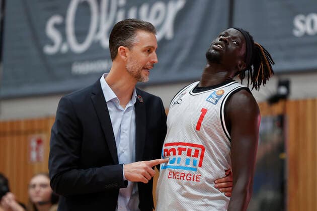 31 10 2021, Basketball, BBL, Hauptrunde 2021 2022, s Oliver Wuerzburg Jobstairs Giessen 46ers, GER, Wuerzburg, s Oliver Arena Picture from left Headcoach Pete Strobl JobStairs GIESSEN 46ers and Nuni Omot JobStairs GIESSEN 46ers Copyright: HMBxMedia xHeikoxBecker