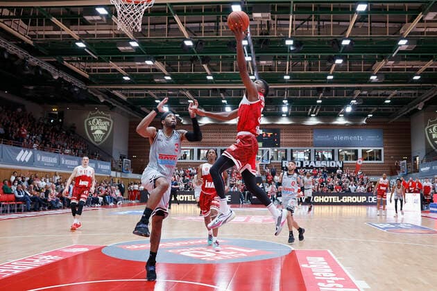 31 10 2021, Basketball, BBL, Hauptrunde 2021 2022, s Oliver Wuerzburg Jobstairs Giessen 46ers, GER, Wuerzburg, s Oliver Arena Picture from left Brayon Blake JobStairs GIESSEN 46ers and Kerron Johnson s Oliver Wuerzburg with a basket shot. Copyright: HMBxMedia xHeikoxBecker