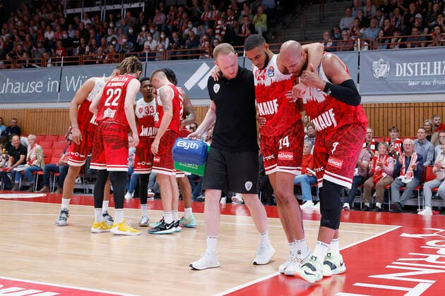 31 10 2021, Basketball, BBL, Hauptrunde 2021 2022, s Oliver Wuerzburg Jobstairs Giessen 46ers, GER, Wuerzburg, s Oliver Arena Bild v li Cameron Hunt s Oliver Wuerzburg verletzt Copyright: HMBxMedia xHeikoxBecker
